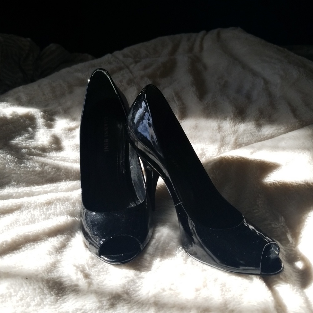 Beautiful 4 inch black patent leather pumps